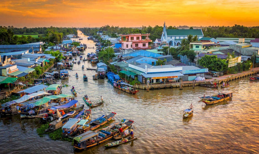 long xuyen floating market